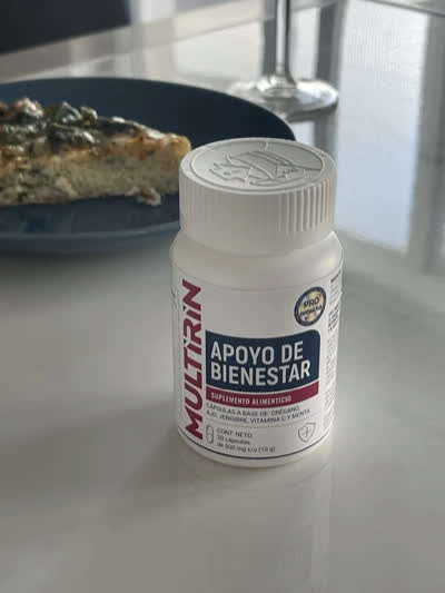 Frasco de Multirin sobre la mesa junto al desayuno